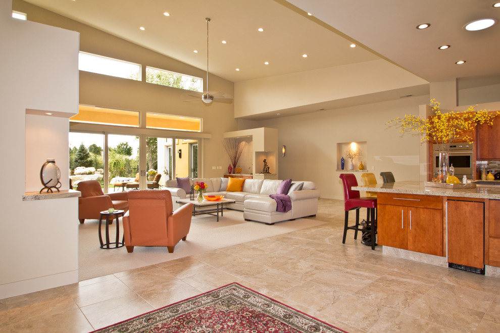 Idee per un soggiorno design aperto con pareti beige e moquette