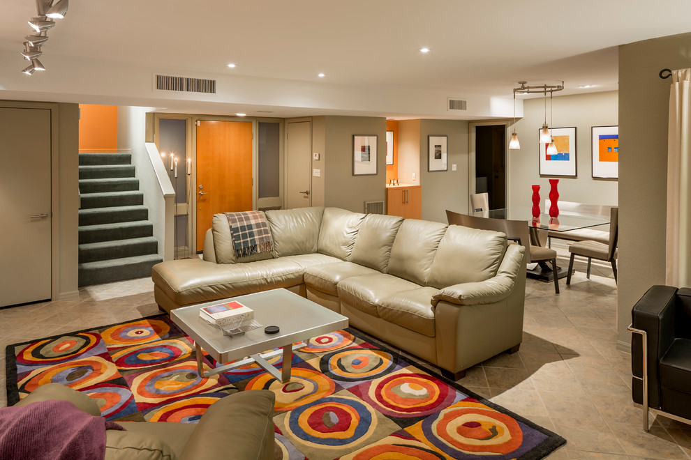 Свежая идея для дизайна: открытая гостиная комната в современном стиле с бежевыми стенами и ковром на полу - отличное фото интерьера