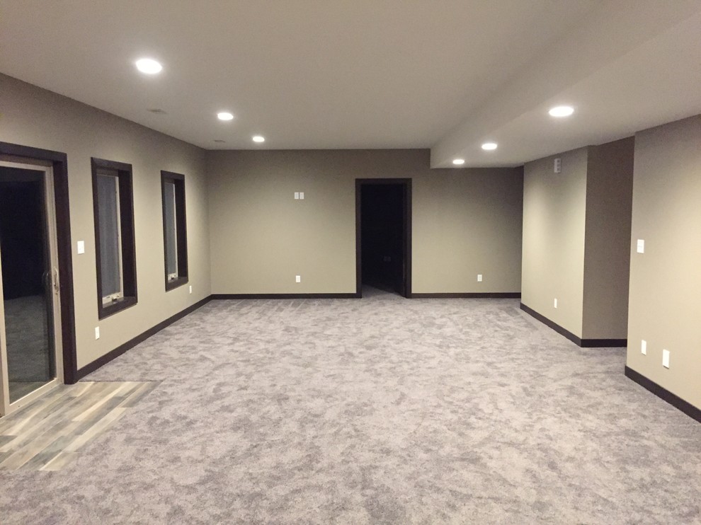 Großes, Fernseherloses, Offenes Rustikales Wohnzimmer ohne Kamin mit beiger Wandfarbe, Teppichboden, grauem Boden und Hausbar in Cedar Rapids