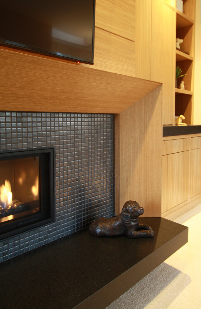 Imagen de sala de estar abierta contemporánea con paredes beige, moqueta, chimenea lineal, marco de chimenea de madera y pared multimedia