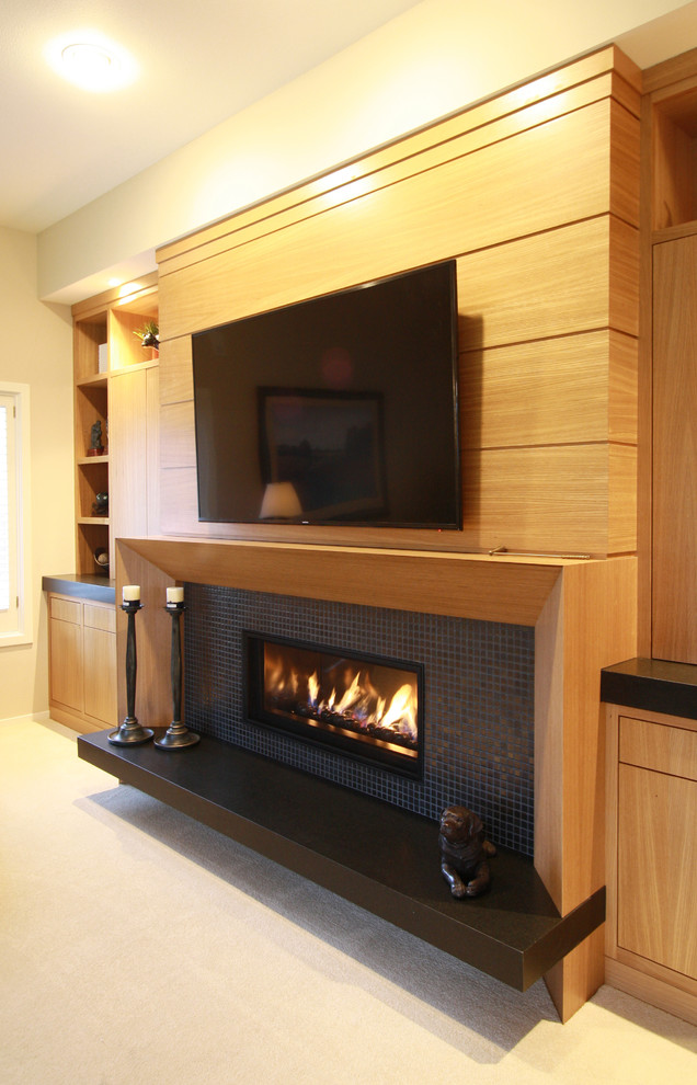Exemple d'une salle de séjour tendance ouverte avec un mur beige, moquette, une cheminée ribbon, un manteau de cheminée en bois et un téléviseur encastré.