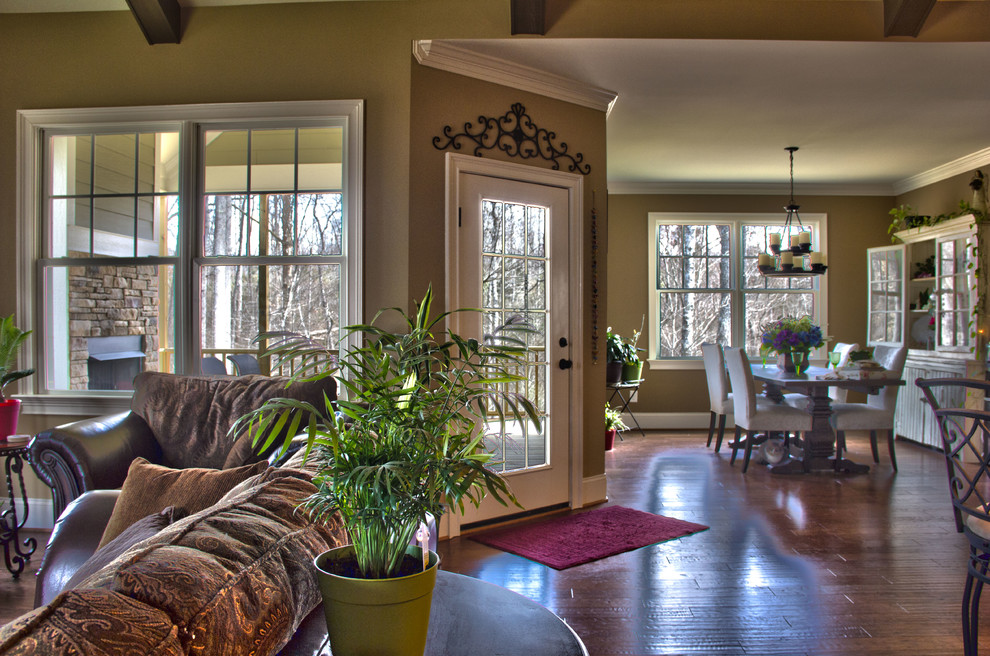 Ejemplo de sala de estar abierta clásica renovada de tamaño medio con paredes beige y suelo de madera en tonos medios