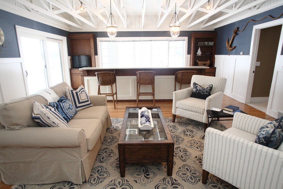 Immagine di un soggiorno chic con pareti blu e pavimento in legno massello medio