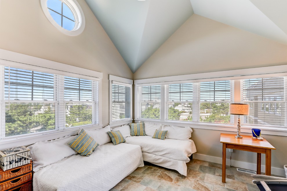 Foto di un soggiorno stile marinaro di medie dimensioni e chiuso con pareti beige, pavimento in gres porcellanato e pavimento beige