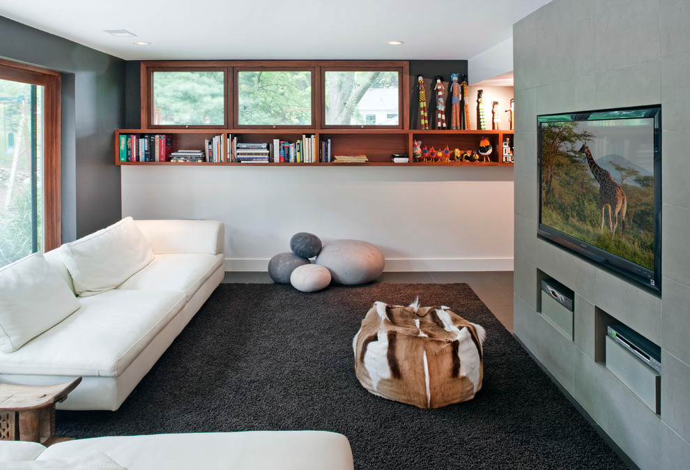 Свежая идея для дизайна: гостиная комната в современном стиле с серыми стенами и акцентной стеной - отличное фото интерьера
