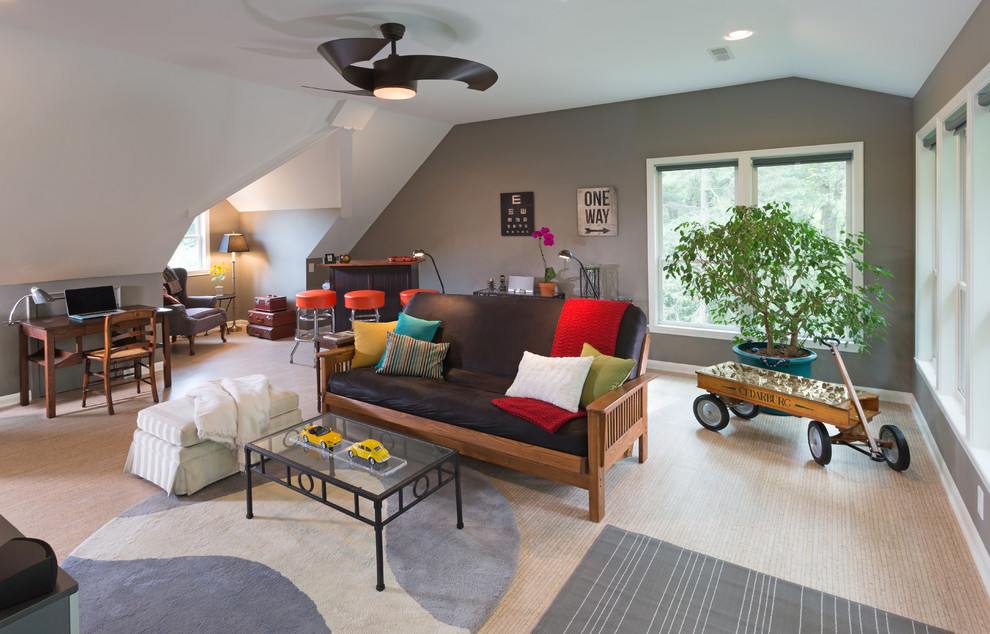 На фото: открытая гостиная комната среднего размера в стиле неоклассика (современная классика) с серыми стенами, отдельно стоящим телевизором и ковровым покрытием