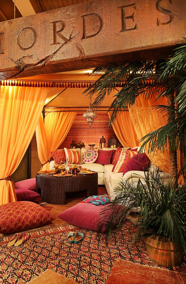 Idées déco pour une salle de séjour éclectique de taille moyenne avec un mur orange, moquette et un sol orange.