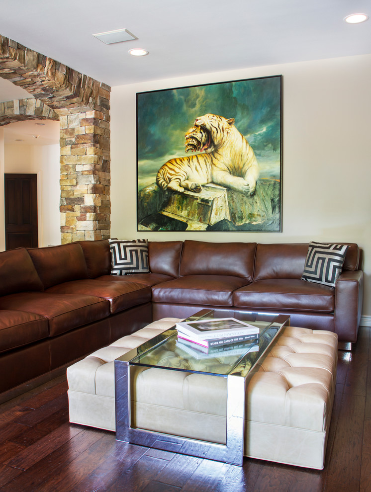 Diseño de sala de estar abierta moderna de tamaño medio con paredes beige, suelo de madera en tonos medios, todas las chimeneas, marco de chimenea de piedra y televisor colgado en la pared