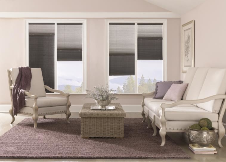 На фото: открытая гостиная комната среднего размера в стиле неоклассика (современная классика) с розовыми стенами, полом из керамогранита и серым полом без камина, телевизора