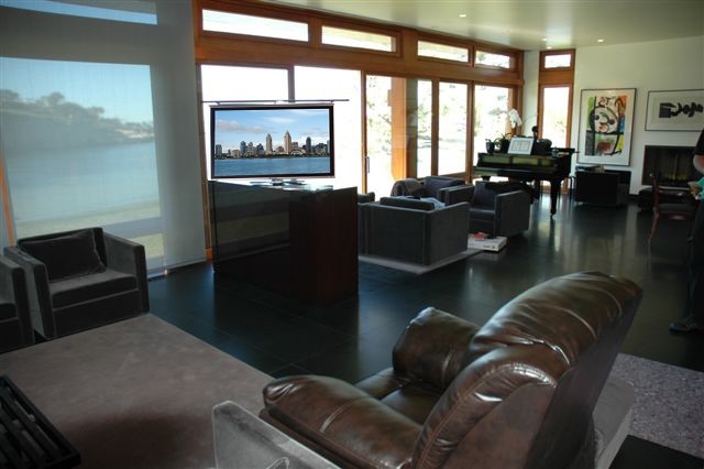 Идея дизайна: открытая гостиная комната среднего размера в стиле модернизм с скрытым телевизором