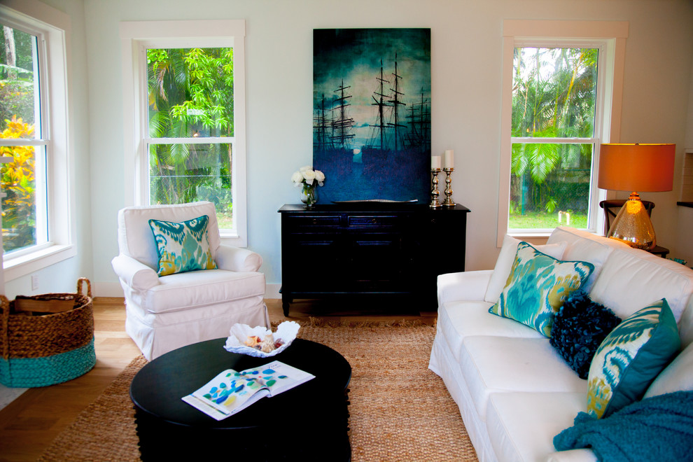 Esempio di un soggiorno stile marinaro di medie dimensioni e aperto con pareti blu e parquet chiaro