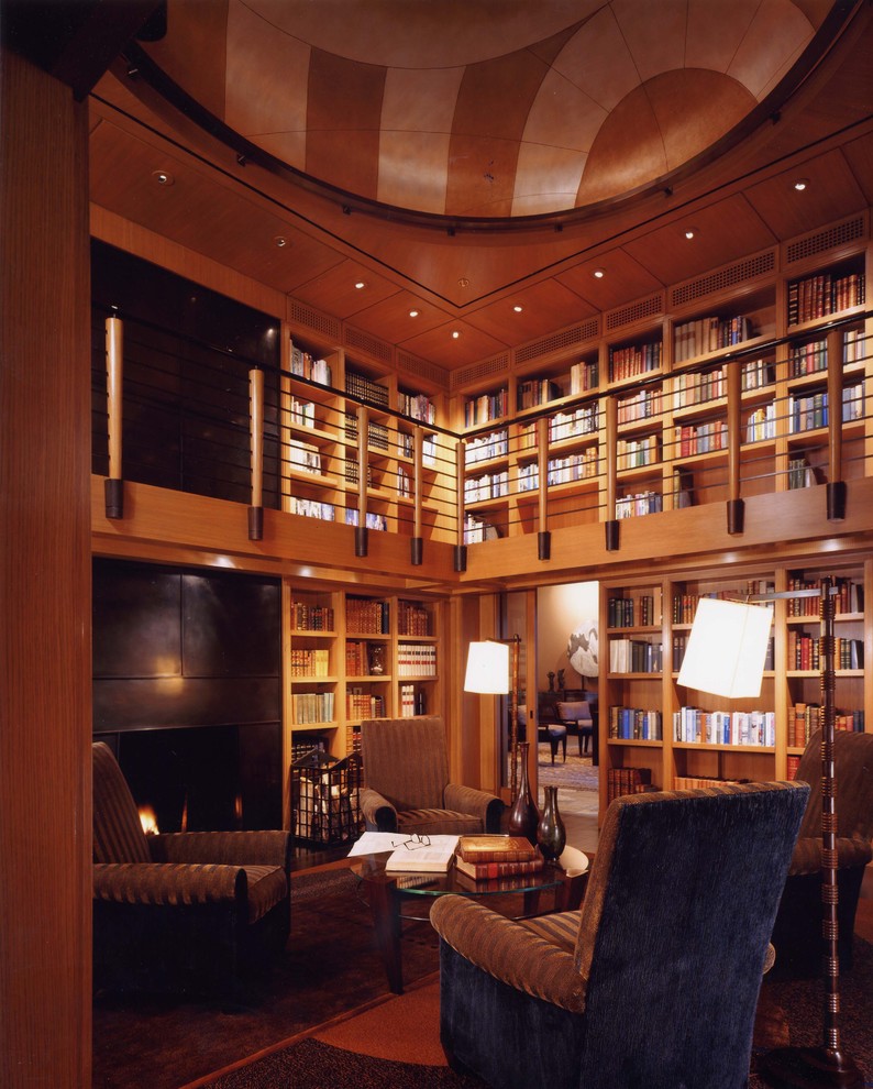 На фото: гостиная комната в современном стиле с с книжными шкафами и полками