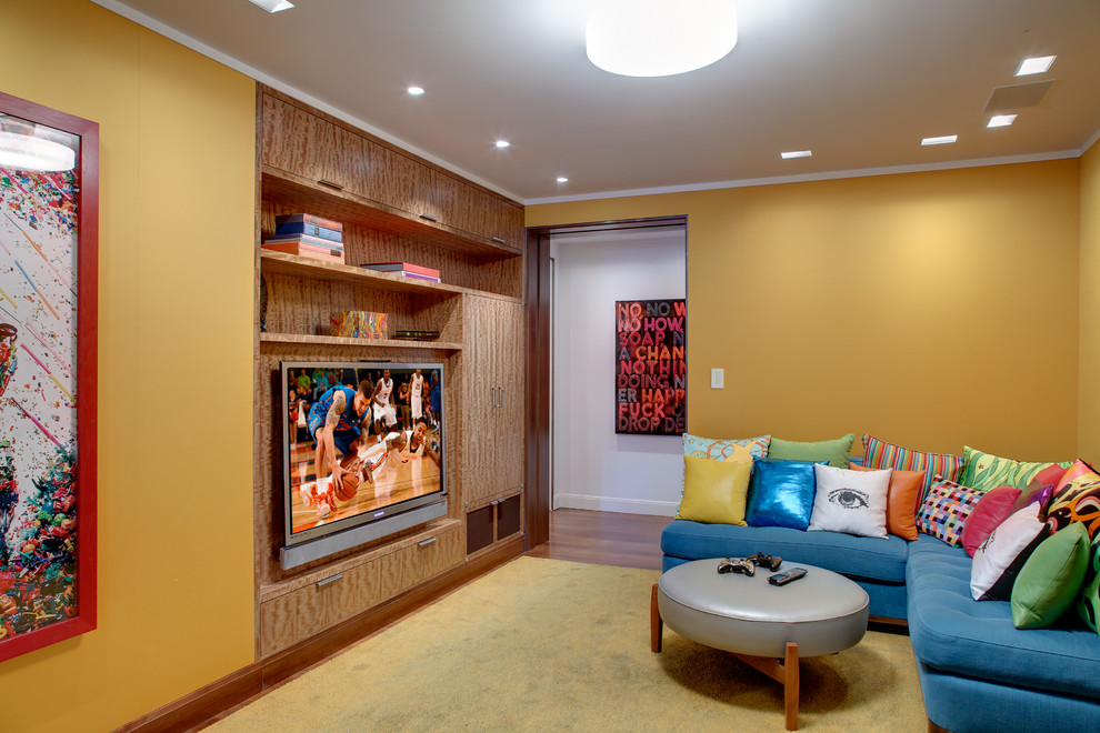 Abgetrenntes Modernes Wohnzimmer mit gelber Wandfarbe, braunem Holzboden, Multimediawand und gelbem Boden in New York