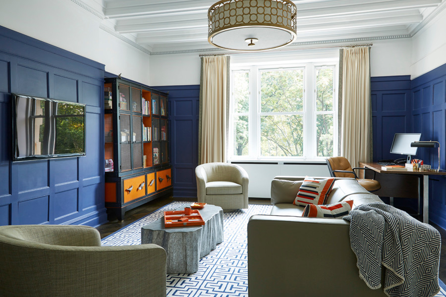 Aménagement d'une grande salle de séjour classique ouverte avec un mur bleu, parquet foncé et un téléviseur fixé au mur.