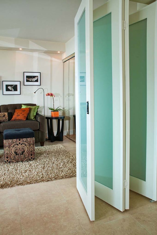 Ejemplo de sala de estar abierta tradicional renovada de tamaño medio con paredes blancas, suelo de baldosas de porcelana y televisor colgado en la pared