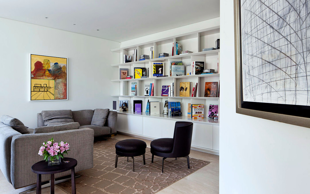 Источник вдохновения для домашнего уюта: гостиная комната в современном стиле с с книжными шкафами и полками и белыми стенами