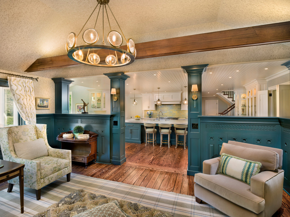 Offenes Klassisches Wohnzimmer mit blauer Wandfarbe und braunem Holzboden in Philadelphia