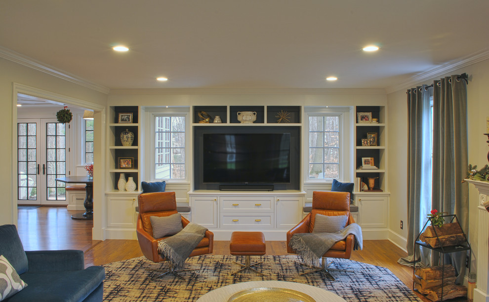 Immagine di un grande soggiorno stile shabby aperto con libreria, pareti grigie, pavimento in legno massello medio e pavimento marrone