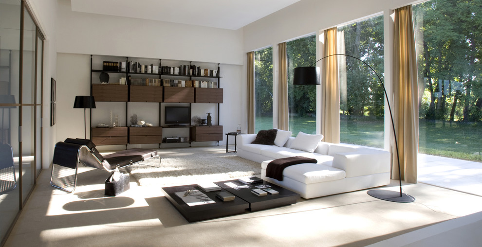 Foto de sala de estar moderna grande sin chimenea con paredes blancas y alfombra
