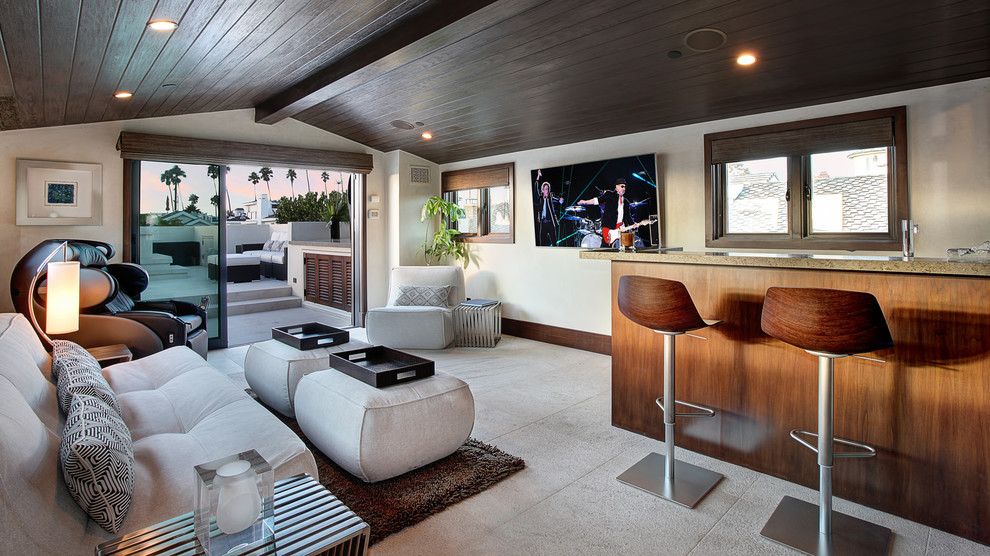 Идея дизайна: большая изолированная гостиная комната в современном стиле с домашним баром, белыми стенами и телевизором на стене