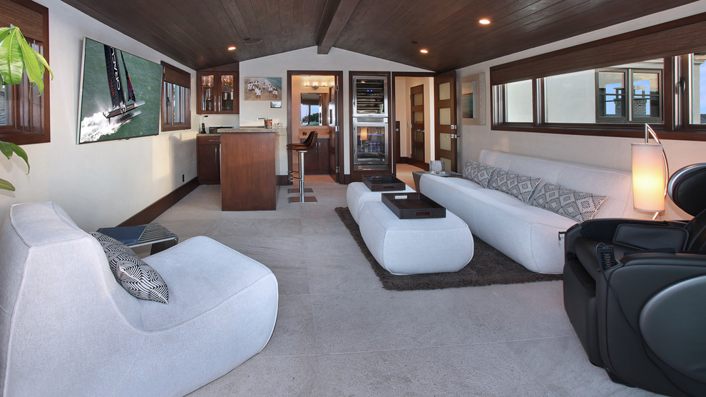 Immagine di un grande soggiorno design chiuso con angolo bar, pareti bianche, pavimento con piastrelle in ceramica e TV a parete