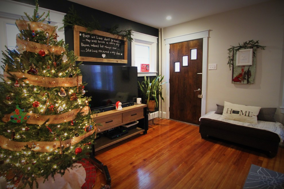 Mittelgroßes, Abgetrenntes Rustikales Wohnzimmer mit hellem Holzboden und freistehendem TV in Philadelphia