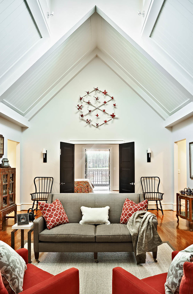 Imagen de sala de estar clásica renovada con paredes blancas y suelo de madera en tonos medios