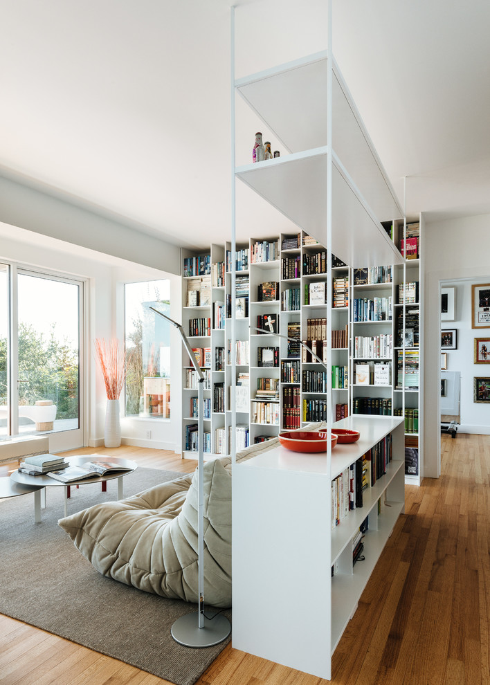 Ispirazione per un soggiorno minimal con libreria e tappeto