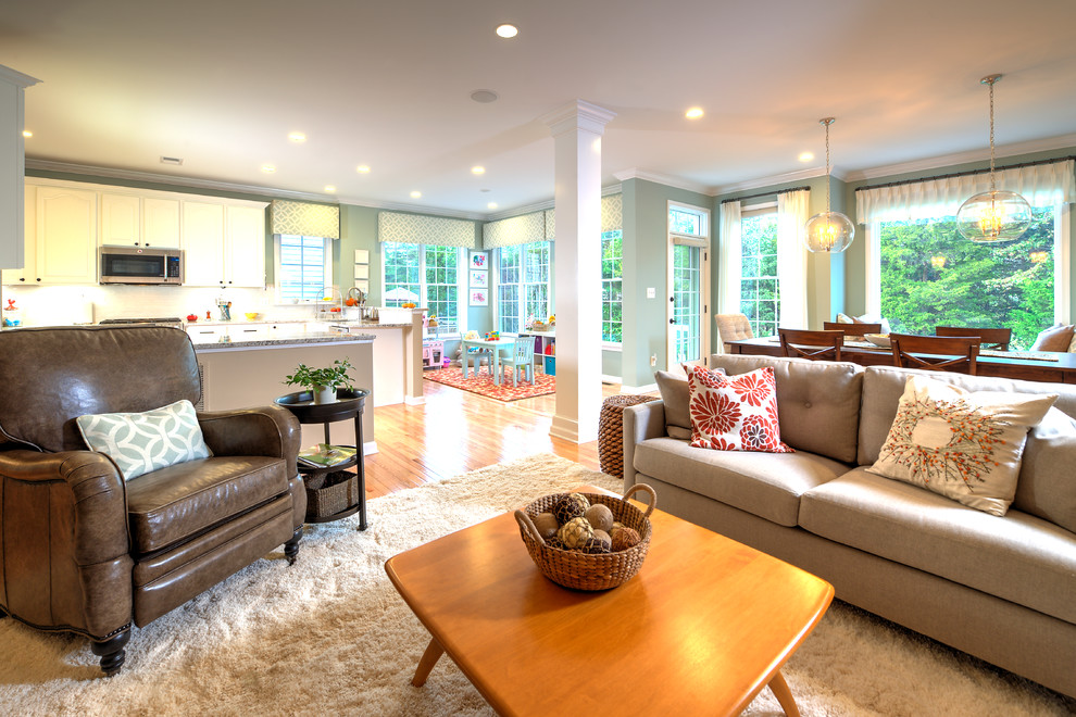 Foto di un soggiorno tradizionale di medie dimensioni e aperto con pareti blu e pavimento in legno massello medio
