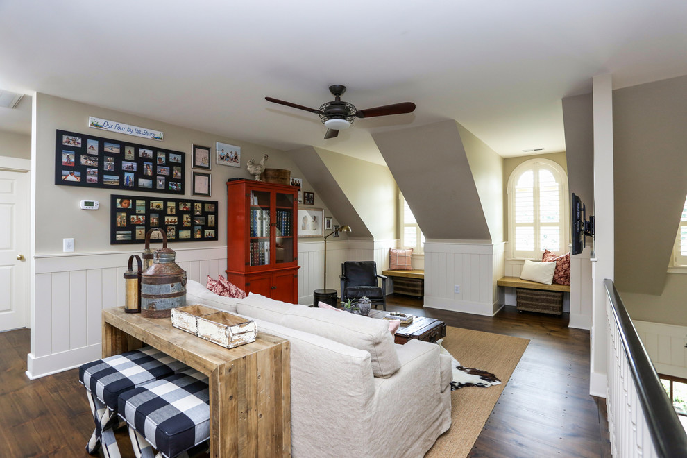 Immagine di un soggiorno country di medie dimensioni e chiuso con pareti beige, parquet scuro e pavimento marrone