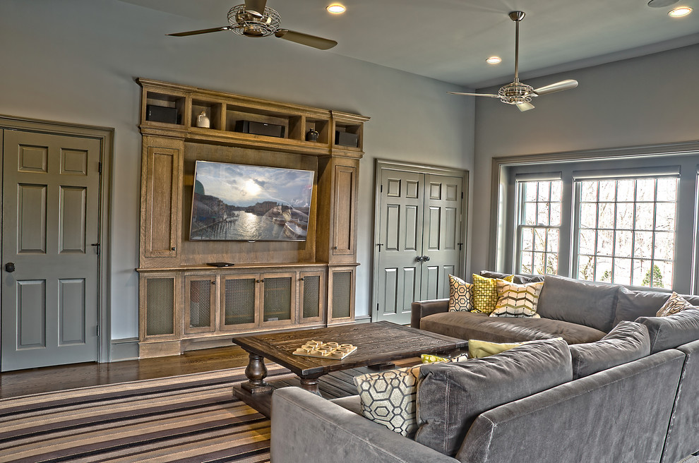 Esempio di un grande soggiorno tradizionale chiuso con pareti blu, pavimento in legno massello medio, nessun camino e TV a parete