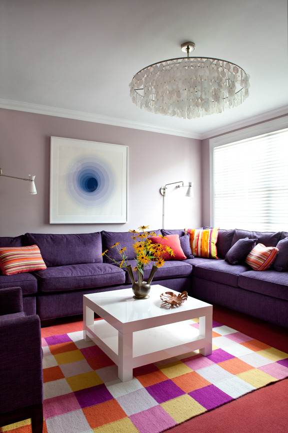 Стильный дизайн: изолированная гостиная комната среднего размера в стиле фьюжн с розовыми стенами, ковровым покрытием и красным полом без камина, телевизора - последний тренд