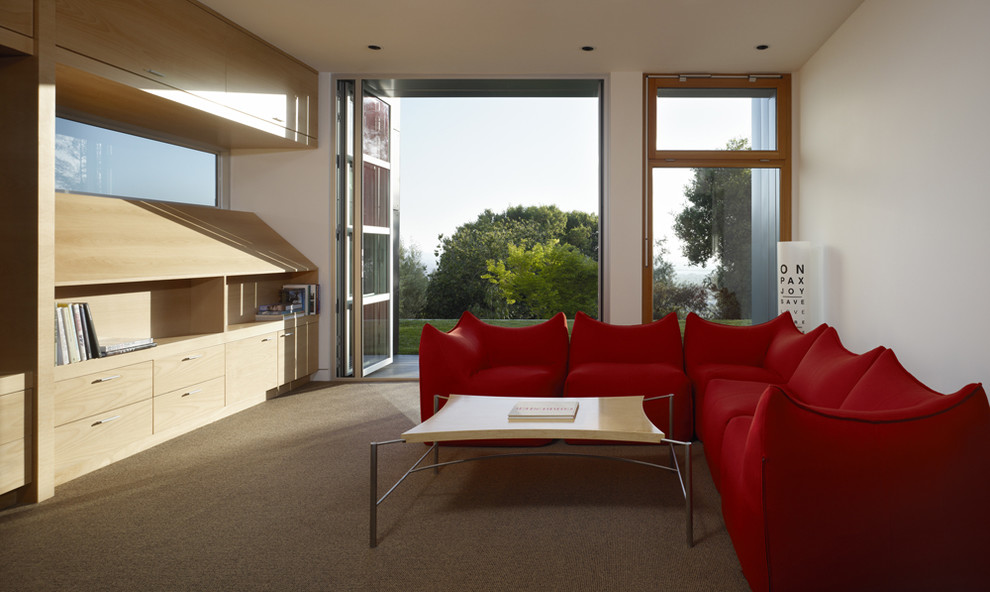Immagine di un soggiorno design con pareti bianche e moquette