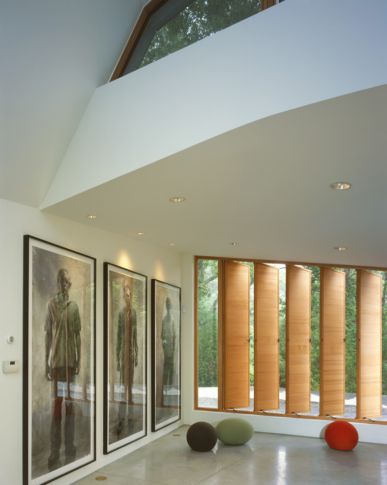 Идея дизайна: большая гостиная комната в современном стиле с белыми стенами и бетонным полом