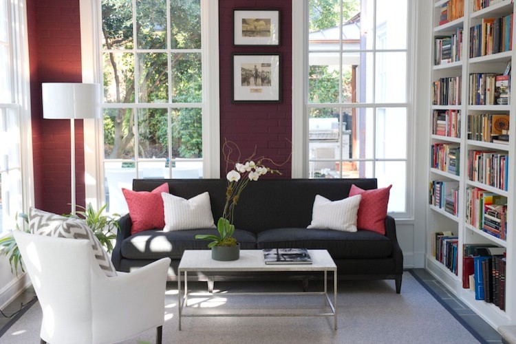 Modelo de sala de estar con biblioteca clásica renovada con suelo de pizarra y paredes púrpuras