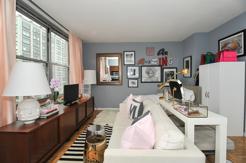 Diseño de sala de estar clásica renovada con paredes grises, suelo de madera en tonos medios y televisor independiente