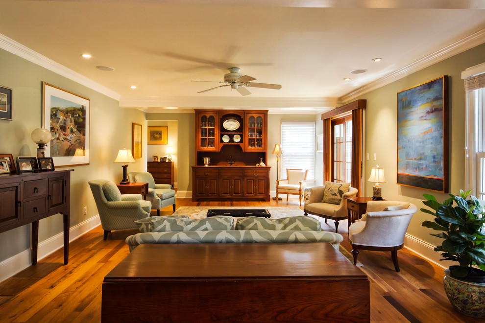 Offenes Klassisches Wohnzimmer mit Hausbar, grauer Wandfarbe und braunem Holzboden in New York