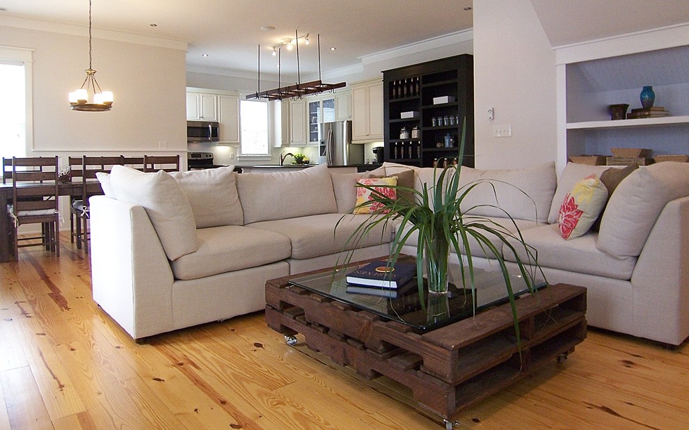 Ejemplo de sala de estar abierta tradicional de tamaño medio sin chimenea con suelo de madera clara, paredes blancas y suelo marrón