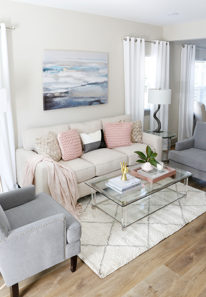 Modelo de sala de estar abierta tradicional renovada de tamaño medio con paredes grises, suelo laminado y suelo gris