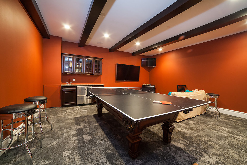 Пример оригинального дизайна: изолированная комната для игр среднего размера в стиле неоклассика (современная классика) с оранжевыми стенами, ковровым покрытием и телевизором на стене без камина