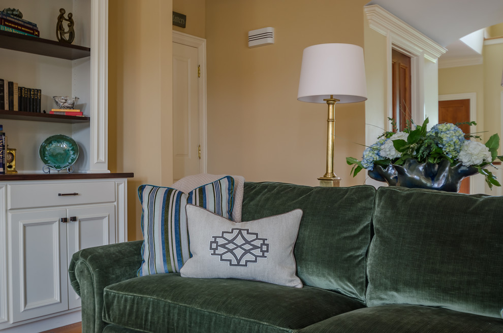 На фото: открытая гостиная комната среднего размера в классическом стиле с светлым паркетным полом, стандартным камином, фасадом камина из дерева и мультимедийным центром с