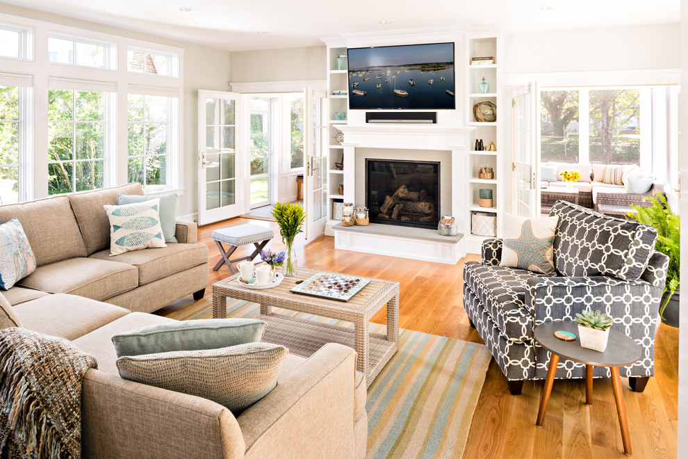 Maritimes Wohnzimmer mit beiger Wandfarbe, hellem Holzboden, Kamin, TV-Wand und beigem Boden in Boston