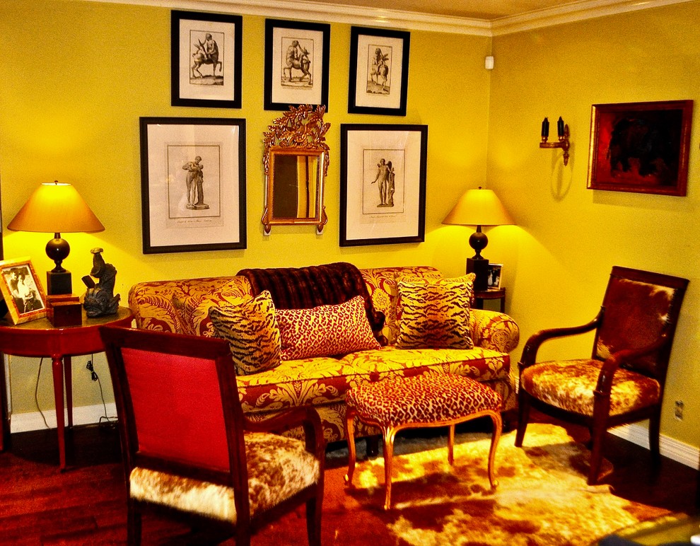 フェニックスにあるお手頃価格の中くらいなエクレクティックスタイルのおしゃれな独立型ファミリールーム (黄色い壁、濃色無垢フローリング、暖炉なし、内蔵型テレビ、茶色い床) の写真