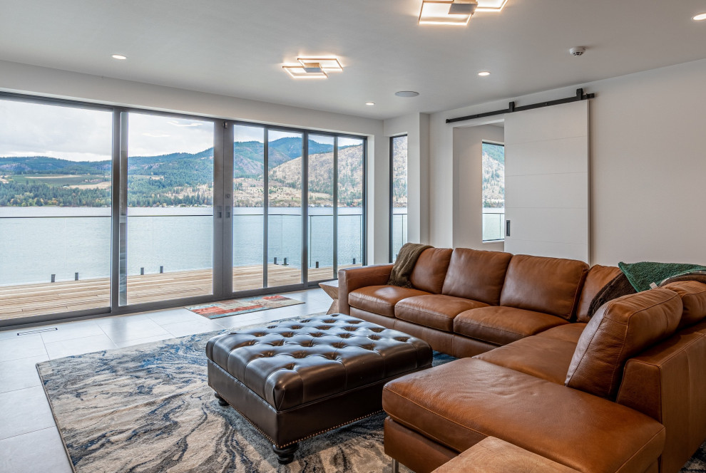 Diseño de sala de estar minimalista grande con suelo de cemento y suelo beige