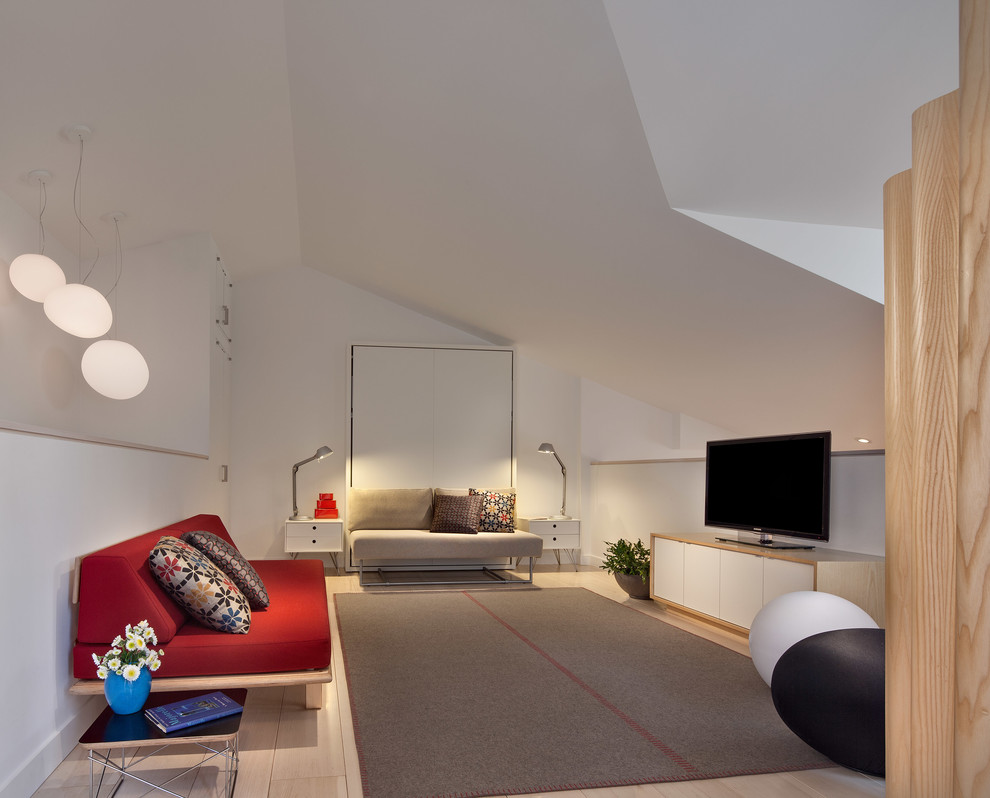 Idee per un piccolo soggiorno contemporaneo con pareti bianche e parquet chiaro