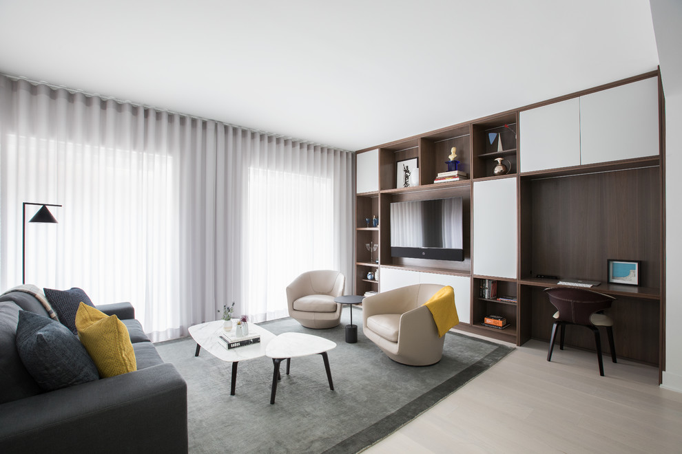 Modernes Wohnzimmer ohne Kamin mit hellem Holzboden und Multimediawand in New York