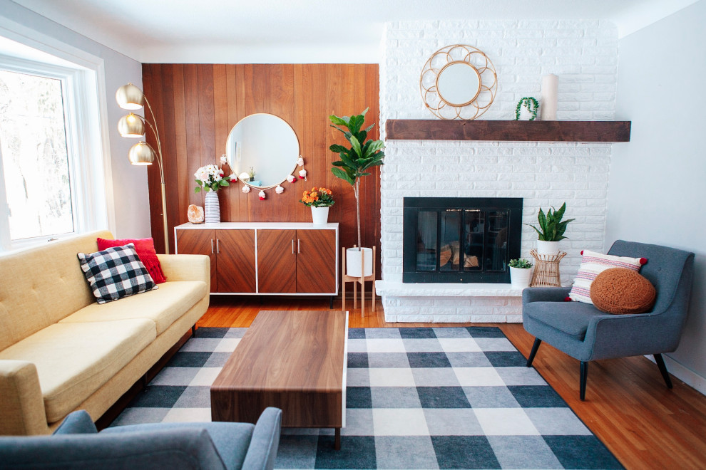 Mittelgroßes Wohnzimmer im Loft-Stil mit weißer Wandfarbe, dunklem Holzboden, Hängekamin, Kaminumrandung aus Backstein und braunem Boden in Salt Lake City