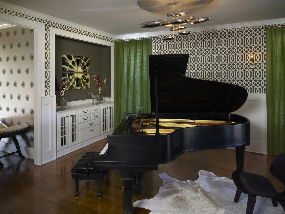 На фото: гостиная комната в современном стиле с музыкальной комнатой и акцентной стеной с