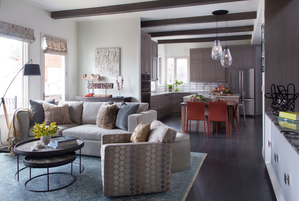 Mittelgroßes, Offenes Klassisches Wohnzimmer mit weißer Wandfarbe, braunem Holzboden, TV-Wand und grauem Boden in Denver