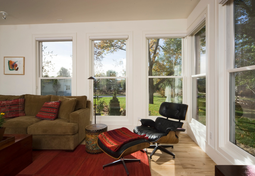 Imagen de sala de estar abierta campestre de tamaño medio con paredes blancas y suelo de madera clara